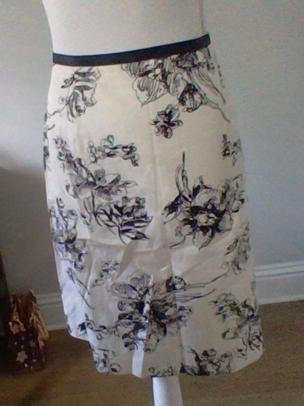 Eddie Bauer knee length skirt - Picture 4 of 11